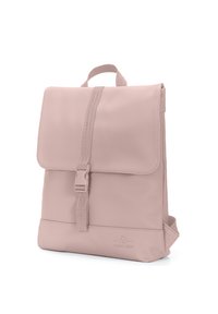 Rózsaszín hátizsák sima anyagból, hajtókás zárással, állítható pántokkal és logóval az alján.