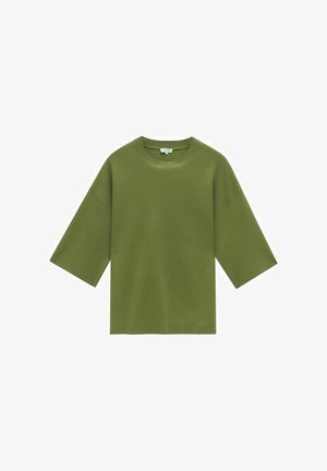 Green short-sleeve top with a round neckline, made of soft fabric. Features a relaxed fit and wide sleeves for added comfort.