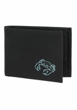 Schwarze Bifold-Geldbörse mit einer kleinen hellblauen Krabbe-Grafik an der vorderen Ecke, schräg gezeigt, um die Außenseite und die Nähte zu zeigen.