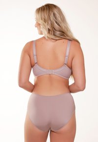 Beige bh en bijpassende hoge taille slipjes. De bh heeft verstelbare bandjes en een haaksluiting. De stof is glad met een matte afwerking.