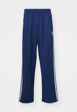 Pantaloni da ginnastica blu navy con vestibilità comoda, dotati di strisce laterali bianche e di una vita elastica. Tessuto liscio, senza motivi visibili o accessori.