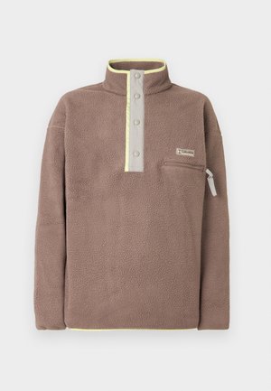 Bruine fleece trui met drukknopenlijst, borstzak met rits en lichtgele biezen op de kraag en zoom.