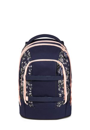 Zaino navy con accenti rosa, motivo floreale sui lati, molteplici scomparti, spallacci imbottiti e una finitura in tessuto resistente.