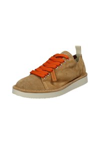 Sneaker in suede color marrone chiaro con lacci arancioni. Presenta una punta rotonda, suola in gomma bianca e una piccola linguetta sul tallone.