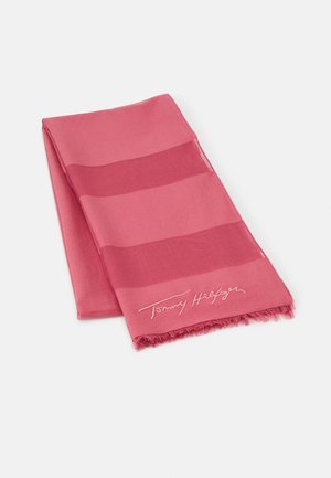 Gevouwen roze sjaal met afwisselend lichte en donkere strepen en "Tommy Hilfiger" geborduurd nabij de franjerand.