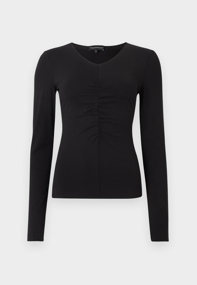 Μαύρο τοπ μακρυμάνικο με V-λαιμόκοψη και λεπτομέρεια σούρας στο μπροστινό μέρος, κατασκευασμένο από απαλό ύφασμα. Εφαρμοστή γραμμή και μίνιμαλ σχεδιασμός.