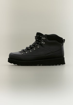ARKK Copenhagen, ALPINE UNISEX - Боти с връзки до глезена - black