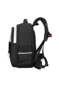 Sac à dos noir avec un compartiment principal zippé, une poche en maille, une bande réfléchissante, des bretelles rembourrées et une finition en tissu texturé et durable.
