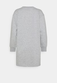 Vestido de sudadera de manga larga en gris claro con puños acanalados, visible desde la parte posterior sobre un fondo blanco liso.