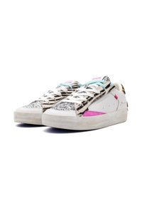 Sneaker multicolori con un corpo in pelle bianca, punta glitterata argento, accenti a stampa zebra, dettagli rosa e turchese, e lacci bianchi.