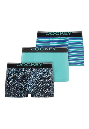 Drei Paar Herren-Boxershorts mit schwarz-blau gesprenkeltem Muster, einfarbig hellblau und blau gestreiftem Design mit schwarzem Bund und der Aufschrift „Jockey“.