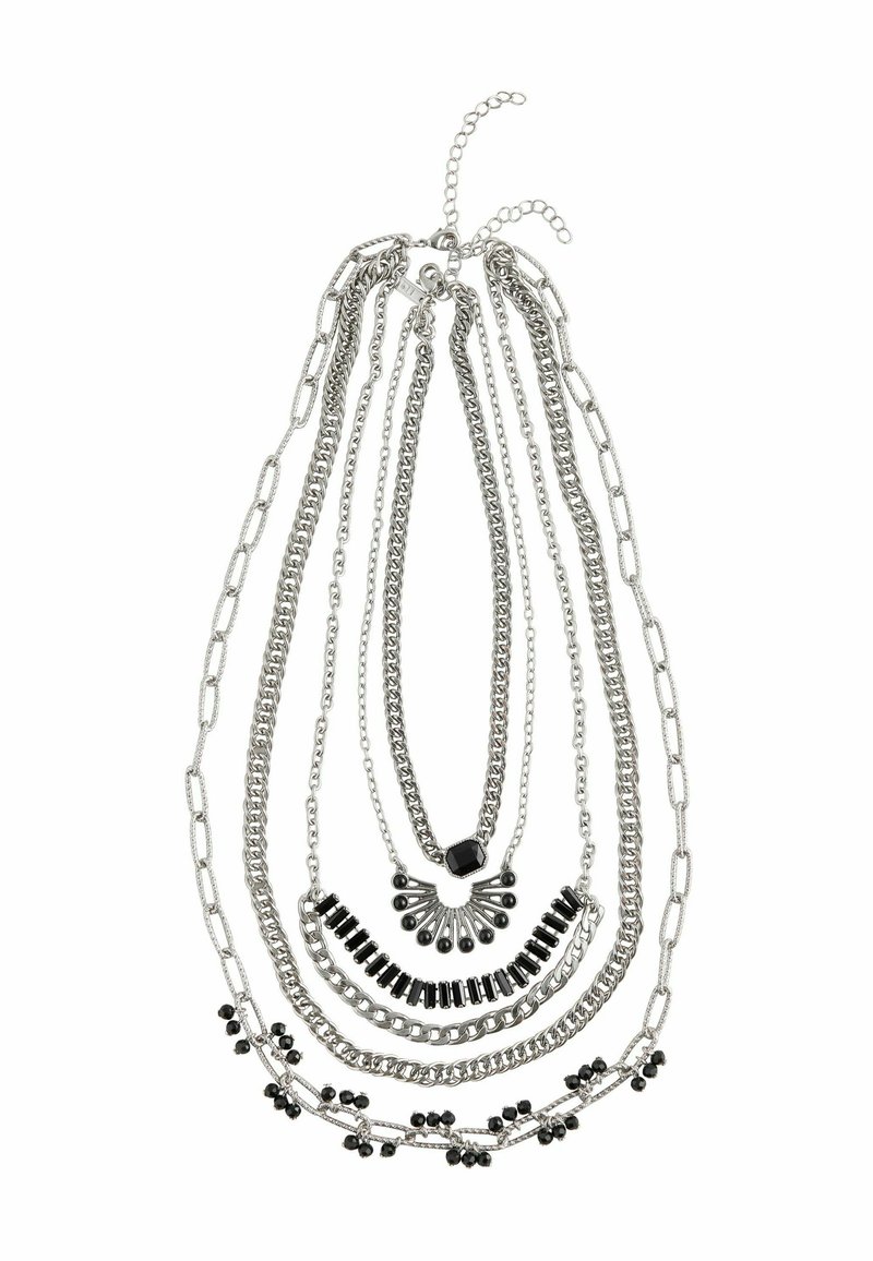 Ogrlica u srebrnoj boji s više slojeva lanaca različitih stilova, sadrži crne perle i akcentne detalje, različitih dužina, i glatku teksturu.