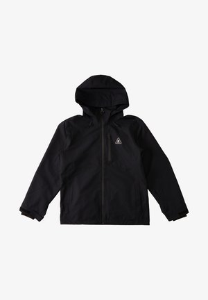 Veste imperméable noire avec capuche, fermeture éclair à l'avant et poignets ajustables. Présente un logo triangulaire sur la poitrine. Texture lisse et légère.