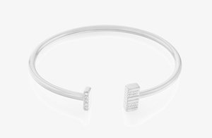 Pulsera de plata con extremos geométricos, uno con acabado pulido y el otro adornado con cinco pequeñas piedras claras.