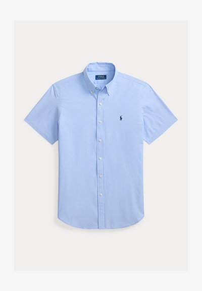 Chemise bleu clair à manches courtes avec col boutonné et petit logo foncé brodé sur la poitrine gauche.