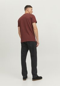 R.D.D. ROYAL DENIM DIVISION RDD DAN - Lihtne T-särk - fired brick