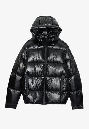 Jachetă puffer neagră cu un finisaj lucios. Dispune de glugă, închidere prin fermoar și două buzunare laterale. Designul matlasat adaugă textură și izolație.
