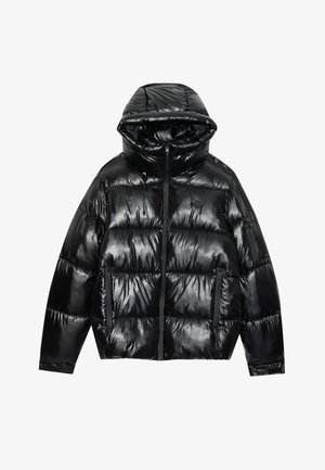 Casaco puffer preto com um acabamento brilhante. Apresenta capuz, fecho com zíper e dois bolsos laterais. O design acolchoado adiciona textura e isolamento.