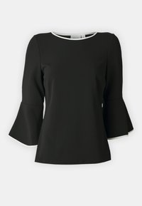 Černý top s dlouhými, rozšířenými rukávy a kulatým výstřihem. Má kontrastní bílý lem na krku a okrajích rukávů. Hladký materiál.