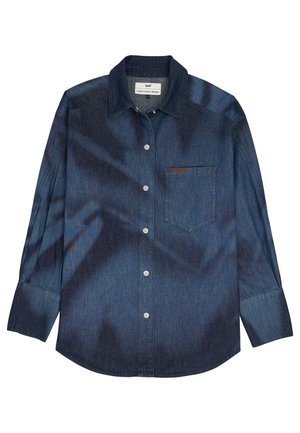 Σκούρο μπλε denim πουκάμισο με μακρύ μανίκι, γιακά, μεταλλικά κουμπιά και μία τσέπη στο στήθος αριστερά.