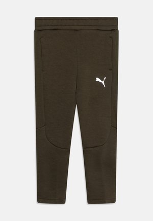 Pantalones de chándal verde oliva hechos de una tela suave, con un diseño ajustado, dos bolsillos laterales y un logo de Puma en blanco en el frente.
