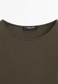 Oliwkowy prążkowany top z okrągłym dekoltem i miękką teksturą. Z przodu znajduje się metka "Massimo Dutti". Lekki materiał.