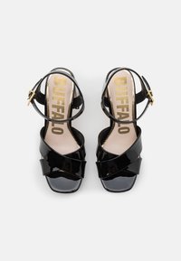 Zwarte patent leren sandalen met hoge hakken, gekruiste bandjes, verstelbare enkelgesp en een lichtgecombineerde inlegzool met gouden "BUFFALO" branding.