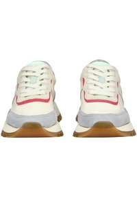 Hvite og grå sneakers med røde aksenter, med et overdel av tekstil og semsket skinn, runde lisser og gummisåler. Lyseblå innersåle synlig.