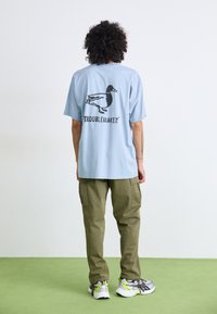 Carhartt WIP STAMP - Triko s potiskem - misty sky/black