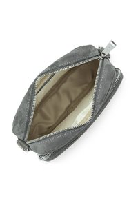 Piccolo sacchetto in suede grigio con cerniera argentata aperta, che mostra l'interno foderato in tessuto beige e un'etichetta di trazione rettangolare.