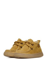 Scarpine per bambini in camoscio giallo senape con lacci marroni, punta rotonda e suola in gomma texturizzata. Presenta dettagli di cucitura e un'etichetta con il logo.