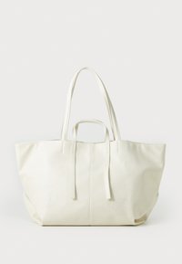 Grand sac fourre-tout blanc en matériau synthétique texturé, doté de deux longues poignées, d'un haut ouvert et d'un design minimaliste.
