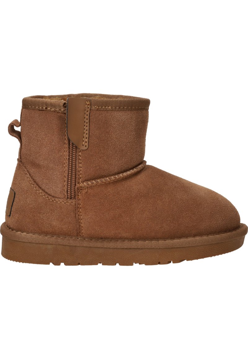 Bruine nubuck enkellaarzen met een ronde neus, zijrits, gestikte details en een rubberen zool. Zachte binnenvoering zichtbaar.