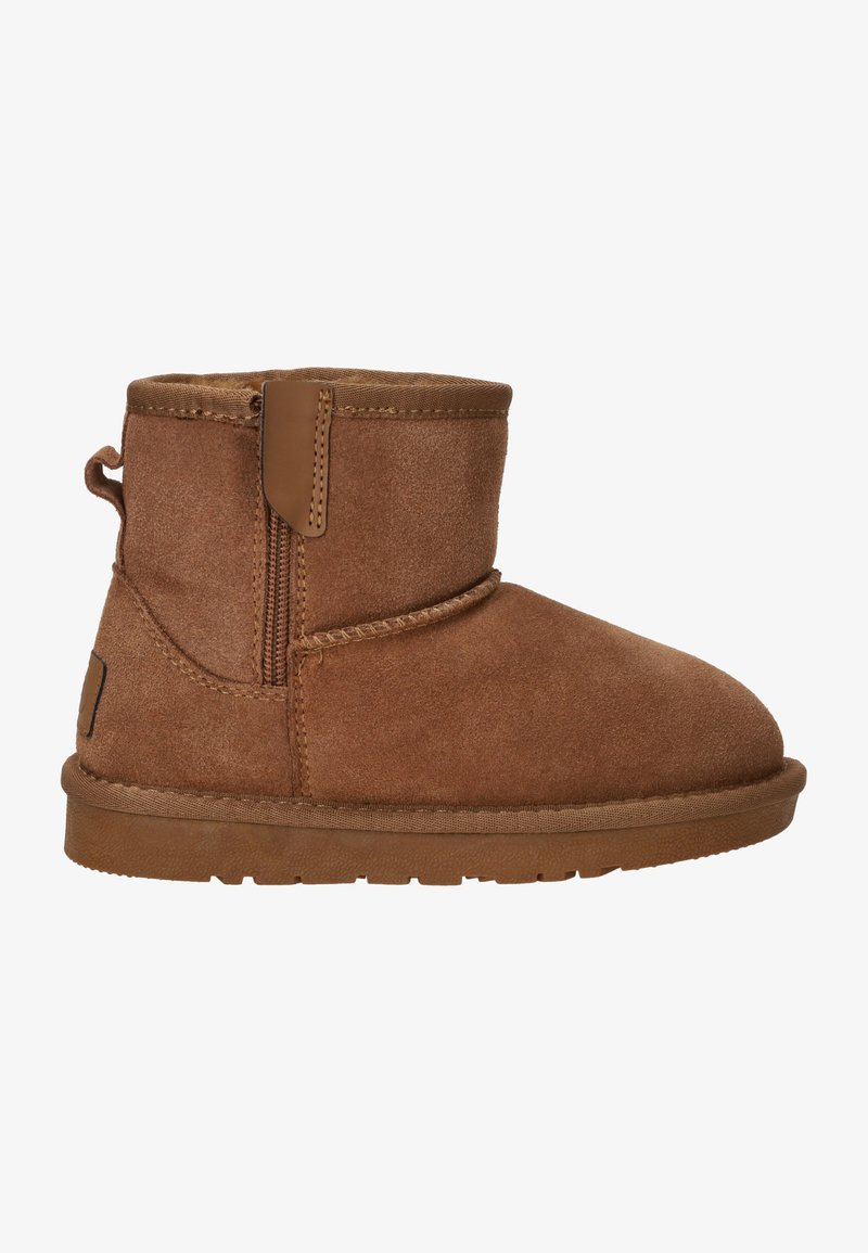 Bruine nubuck enkellaarzen met een ronde neus, zijrits, gestikte details en een rubberen zool. Zachte binnenvoering zichtbaar.
