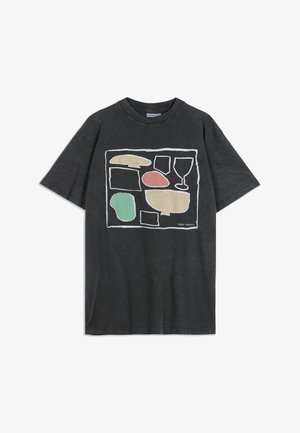 T-shirt gris foncé avec des formes abstraites en beige, vert et rose, présentant des contours de bol et de verre dans un design encadré en blanc.