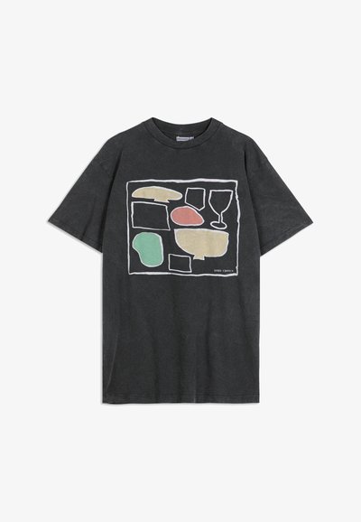 Mørkegrå T-shirt med abstrakte former i beige, grøn og pink, med omrids af en skål og et glas i et hvidt indrammet design.