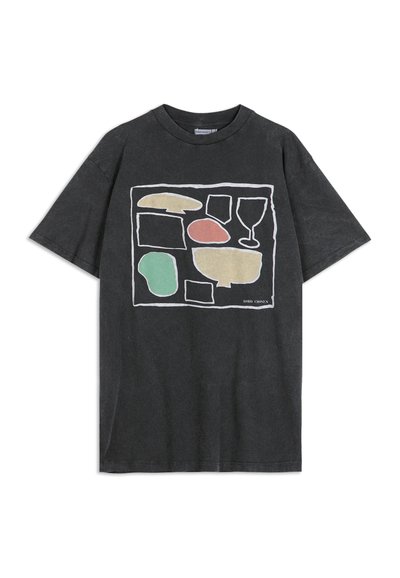 T-shirt en coton noir avec un design abstrait présentant des formes colorées et un contour en verre dans un cadre rectangulaire. Manches courtes et coupe décontractée.