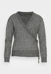 Grauer Wickelpullover aus weichem, strukturiertem Strickstoff. Mit tiefem V-Ausschnitt und geripptem Saum. Seitlicher Bindegürtel sorgt für besondere Details.