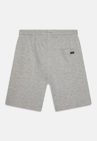 Grå bomullsshorts med elastisk linning, med en baklomme og en myk tekstur, designet for komfort og avslappet bruk.