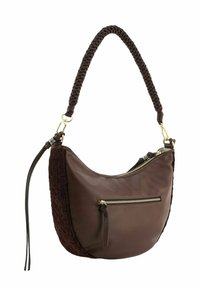 Sac à main en cuir brun avec une sangle tressée, présentant un côté tissé texturé, des accessoires en or et une poche avant zippée.