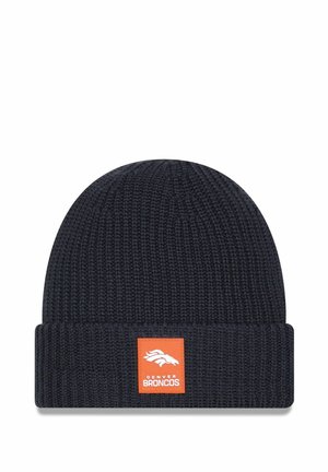 Beanie lavorato a maglia blu scuro con risvolto, presenta una toppa arancione rettangolare con un logo di cavallo bianco e il testo "DENVER BRONCOS".