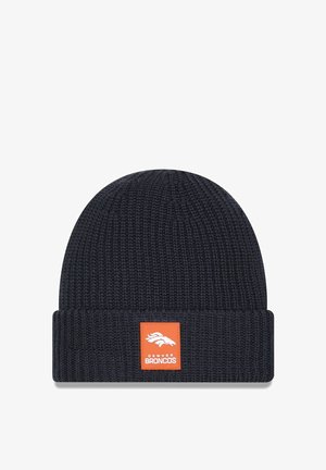 Dunkelblaues gestricktes Beanie mit umgeschlagenem Saum, ausgestattet mit einem rechteckigen orangefarbenen Patch, auf dem ein weißes Pferdelogo und der Text "DENVER BRONCOS" zu sehen ist.