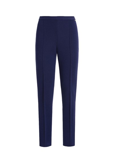 Jūras zilas pieguļošas bikses ar gludu tekstūru, ar priekšējiem šuvēm un tīru jostas dizainu. Nav redzamu aizdaru vai kabatu.