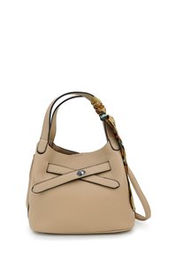 Beige leren emmer tas met een gestructureerde afwerking, voorzien van een decoratieve knoopriem en zwarte afwerking. Zilveren hardware en een strikaccent detail.