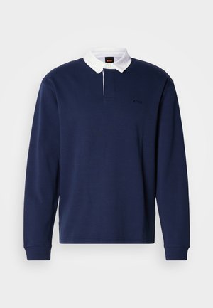 Polo de manga comprida azul-marinho com gola branca, pala de botões e logótipo bordado. Material de algodão macio, corte descontraído e punhos canelados.