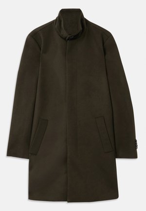 Olivgrön kappa med hög krage, två sidfickor och en enkel knappstängning. Slät struktur, skräddarsydd design och rak skärning.