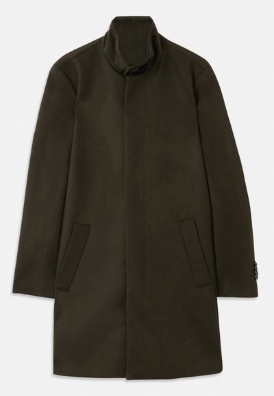 Olive roheline mantel kõrge kraega, kahe küljetaskuga ja ühe nööbiga kinni. Sile tekstuur, sihiteadlik disain ja sirge lõige.