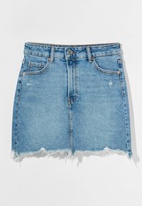 Jeansminikjol i ljusblå med fransig nederkant, fem fickor, knappstängning och en klassisk silhuett.