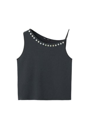 Crop top asymétrique noir sans manches avec une bretelle fine et une rangée de clous ronds argentés le long de l'encolure.