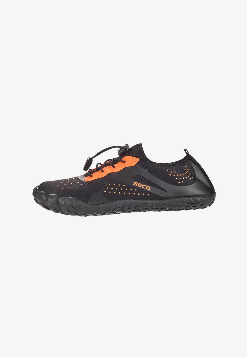 Chaussures d'eau noires et orange avec une tige en tissu flexible, semelle en caoutchouc texturée et design perforé pour le drainage. Équipées d'un système de laçage réglable.